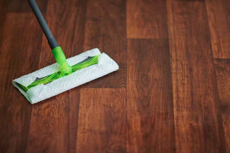 Nettoyer un parquet flottant : conseils pour le maintenir en bon état